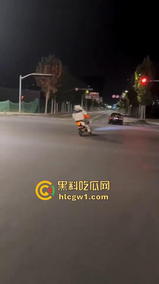 精神小伙炸街惹事!嫌话不好听,踢车砸车还录视频尾随炫耀,真特么无法无天!-7