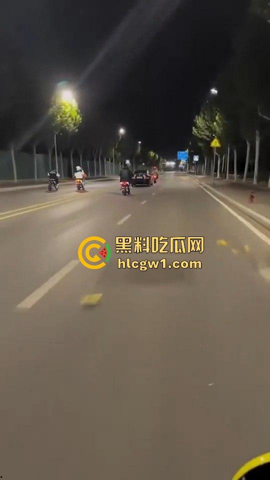 精神小伙炸街惹事!嫌话不好听,踢车砸车还录视频尾随炫耀,真特么无法无天!-8