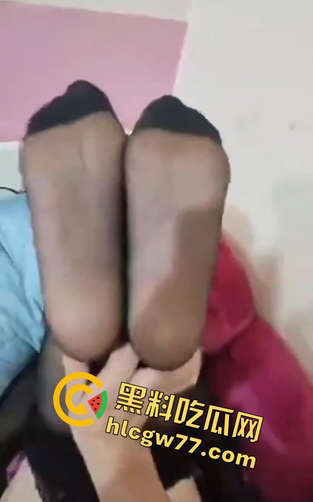 黑丝熟女人妻偷情外卖员!深喉吞鸡被外卖帅哥无套内射,骚货老婆浪叫“太硬了”奶子都被抓爆!-3