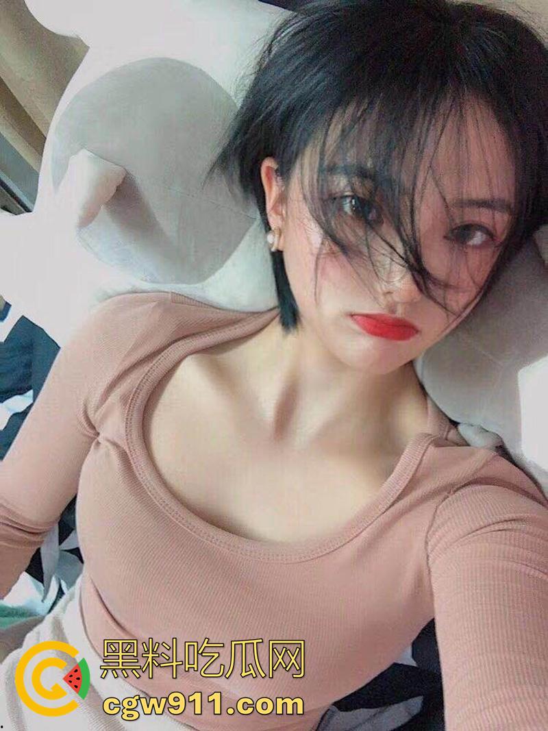 上海顶级翘臀网红私教【咸蛋小姐】，细腰肥臀极致诱人，只要付费找她当私教，就能压在身下随便操，这屁股真没谁了！