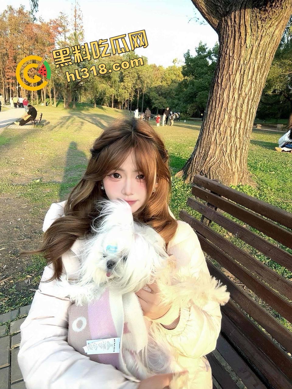 带你们见识牛逼新境界，路边防撞铁杆子也能用来自嗨，一屁股坐下去整个逼深不可测！