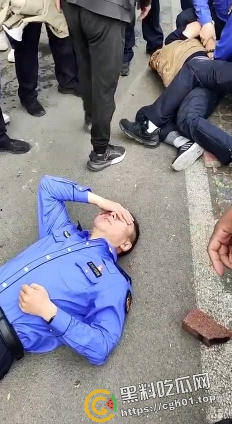 沈阳鲁园大爷板砖掀飞城管现场!暴躁大爷板砖教训嚣张城管 当场脑袋开瓢 东北大爷就是彪悍-4