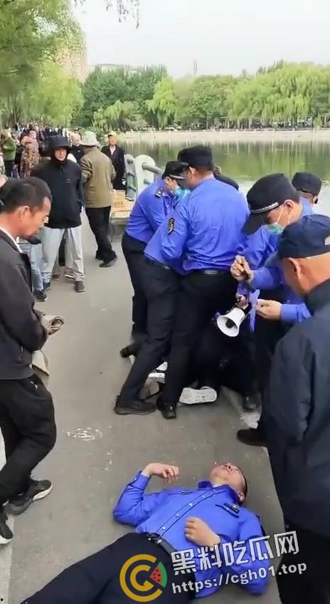 沈阳鲁园大爷板砖掀飞城管现场!暴躁大爷板砖教训嚣张城管 当场脑袋开瓢 东北大爷就是彪悍-5