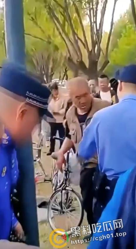 沈阳鲁园大爷板砖掀飞城管现场!暴躁大爷板砖教训嚣张城管 当场脑袋开瓢 东北大爷就是彪悍-7