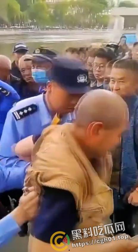沈阳鲁园大爷板砖掀飞城管现场!暴躁大爷板砖教训嚣张城管 当场脑袋开瓢 东北大爷就是彪悍-8
