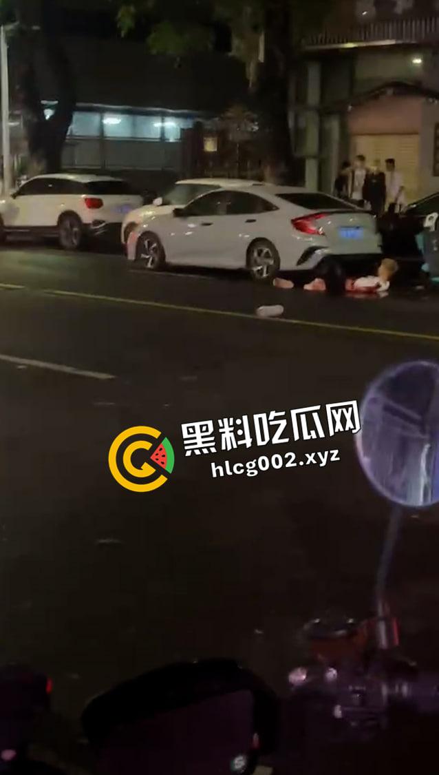 热瓜速递!汕头精神小伙快手【瓜将】约架 大马路上手给砍断 仗着年纪小嚣张跋扈 现场视频流出-7