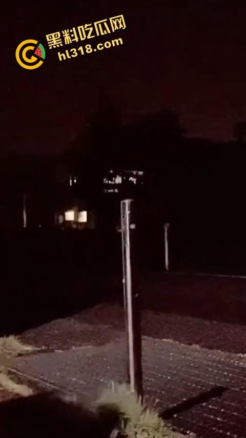 带你们见识牛逼新境界,路边防撞铁杆子也能用来自嗨,一屁股坐下去整个逼深不可测!-15