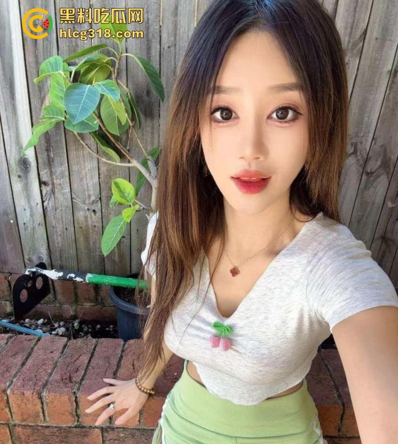 三亚沙滩情侣户外当众野战，精虫上脑被偷拍视若无睹继续干，吹着海风操着自己心爱的女人！