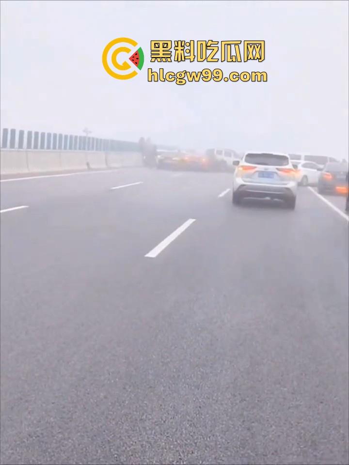 台辉高速黄河大桥段发生多车相撞,事故原因雪天 大雾 路面结冰,春节返程高峰,谨慎驾驶!-6