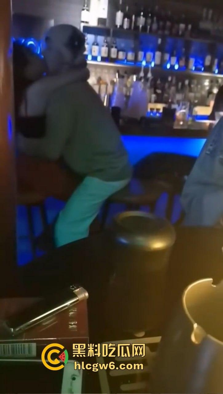 上海东方牧场名不虚传 洋大人一出场 妹子当场湿身舌吻 越亲逼越痒直接厕所开战 吃瓜群众围观拍下爱情大片！