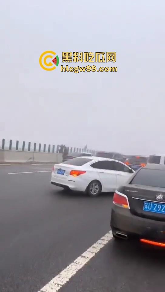 台辉高速黄河大桥段发生多车相撞,事故原因雪天 大雾 路面结冰,春节返程高峰,谨慎驾驶!-13