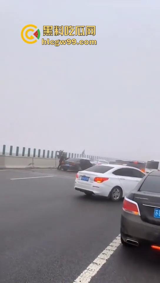 台辉高速黄河大桥段发生多车相撞,事故原因雪天 大雾 路面结冰,春节返程高峰,谨慎驾驶!-14