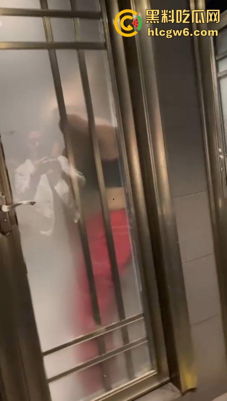 上海东方牧场名不虚传 洋大人一出场 妹子当场湿身舌吻 越亲逼越痒直接厕所开战 吃瓜群众围观拍下爱情大片!-4