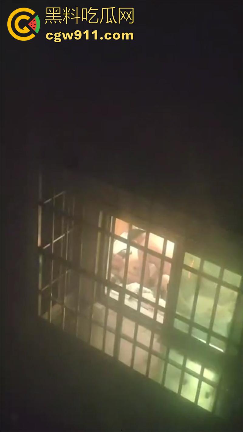 偷拍邻居开窗操逼,大姐趁老公不在偷情,竟开着窗户激情对垒,这段视频留下来,是不是能威胁大姐来一发?-1