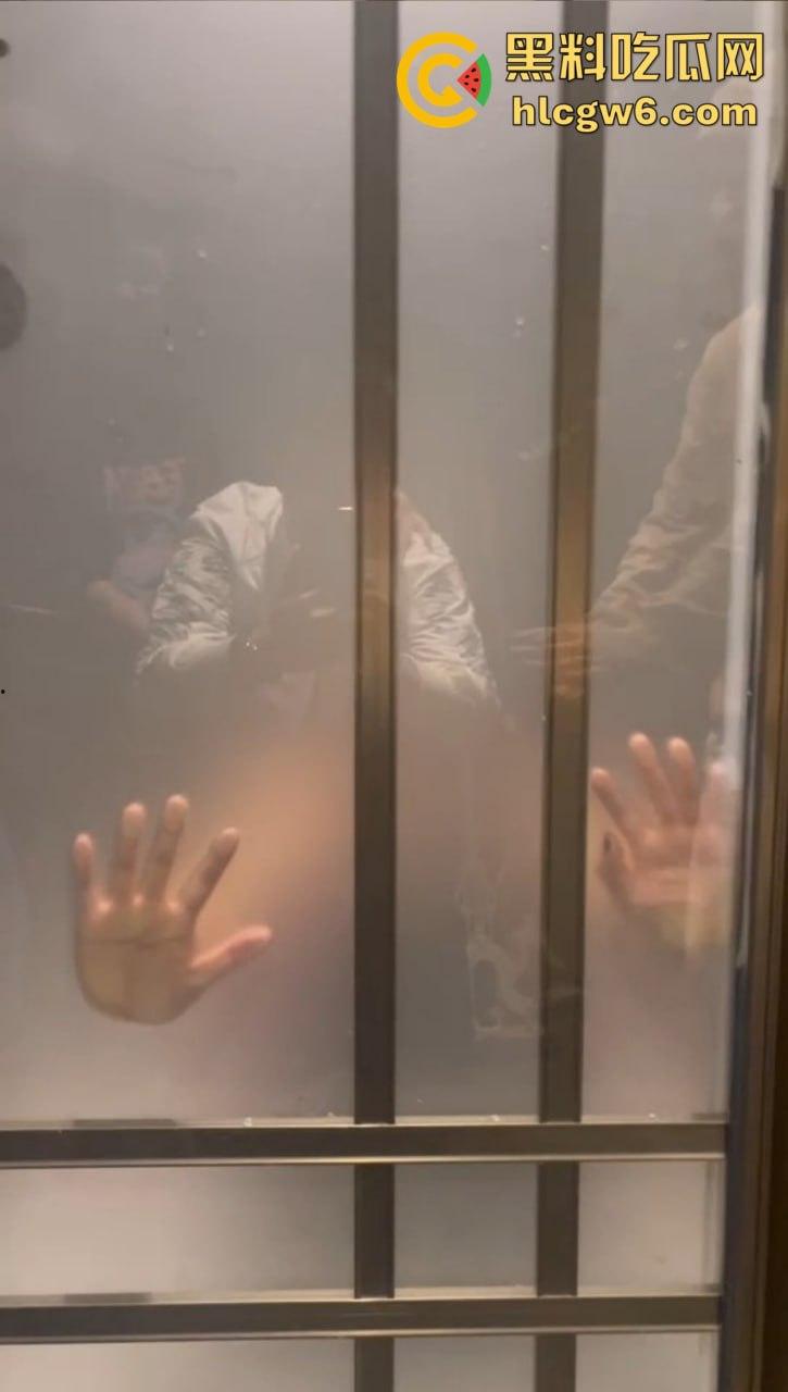 上海东方牧场名不虚传 洋大人一出场 妹子当场湿身舌吻 越亲逼越痒直接厕所开战 吃瓜群众围观拍下爱情大片!-9