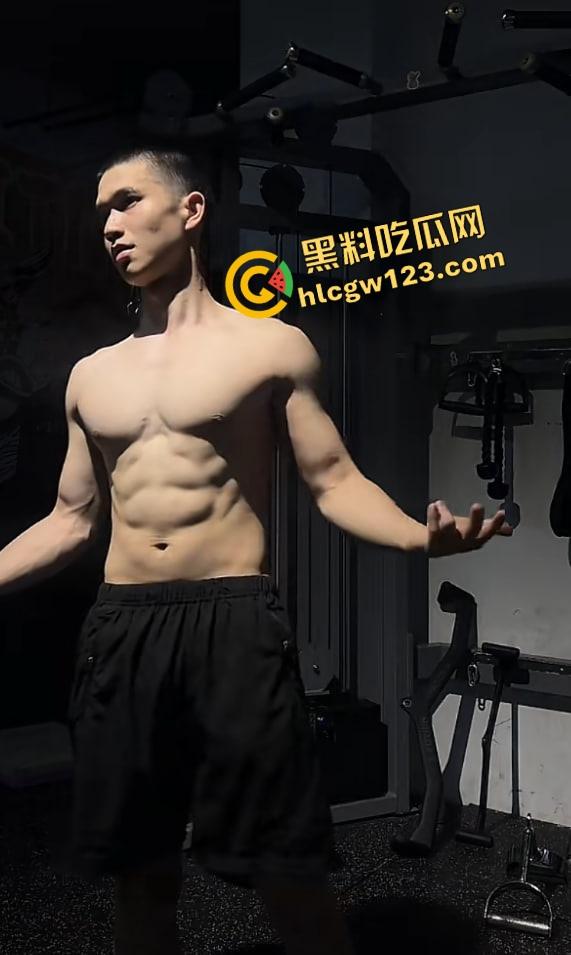 健身猛男操女粉,抖音小网红『mack』鸡巴太长,干的粉丝边喊爸爸,爆乳夹爆鸡巴逼都蹬歪了!-5