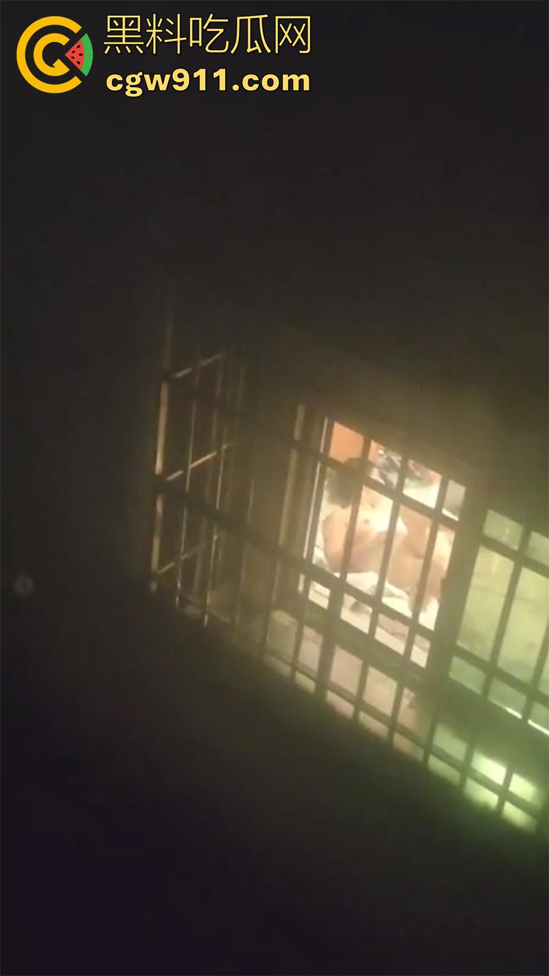 偷拍邻居开窗操逼,大姐趁老公不在偷情,竟开着窗户激情对垒,这段视频留下来,是不是能威胁大姐来一发?-5