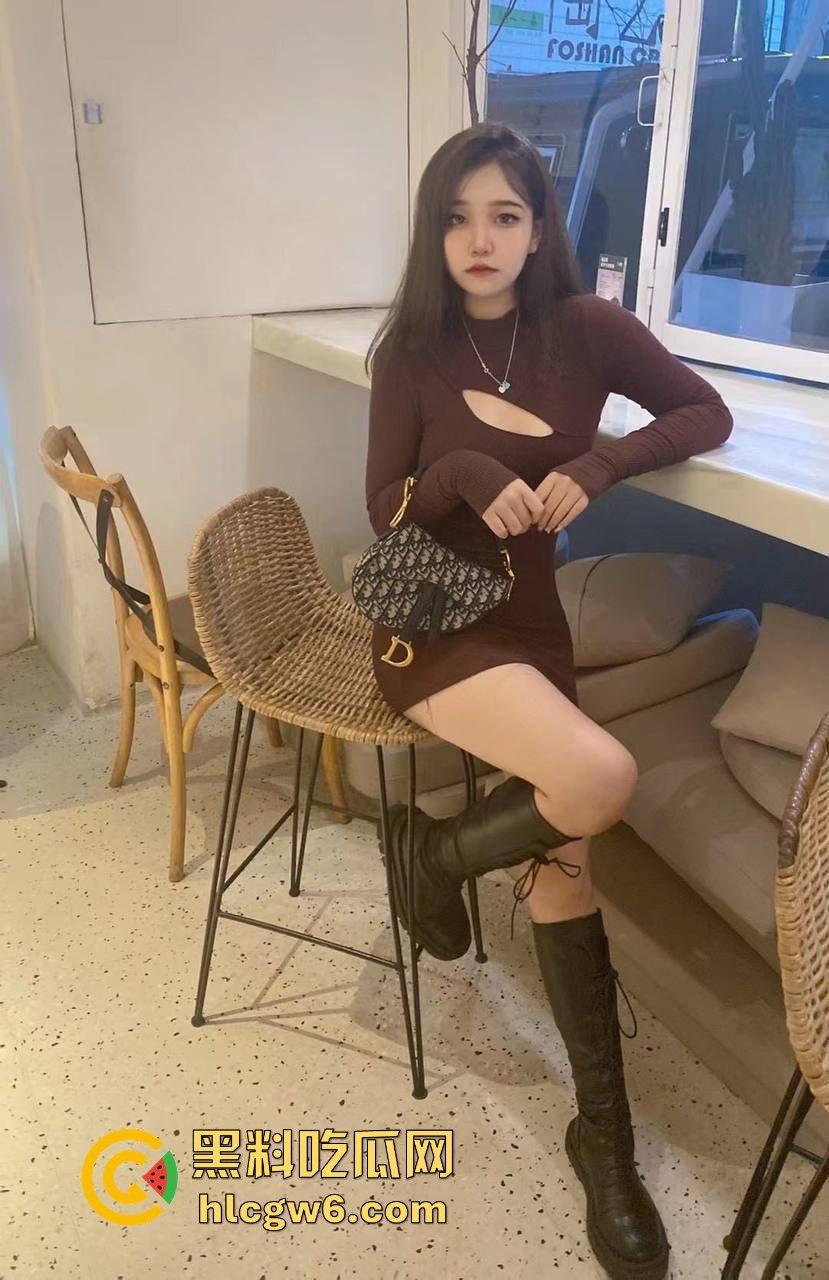 独家曝光!!广东佛山禅城00后【黄悦】自拍性爱视频遭泄露,骚母狗动作姿势还挺会配合的。-1