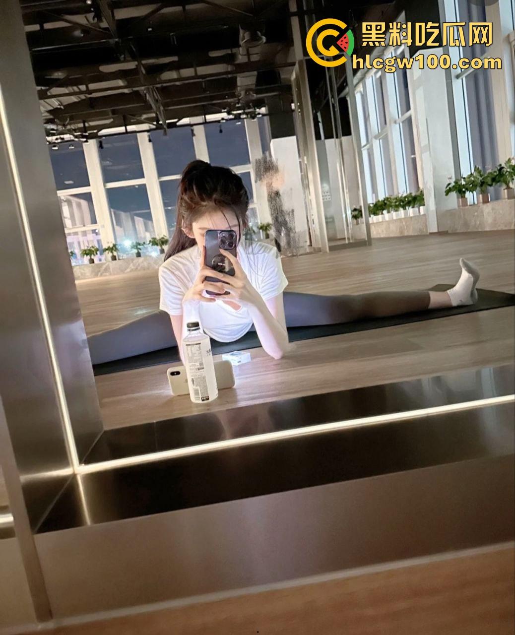 衡阳大学生【裴子诺】被包养四个月,从清纯妹到骚母狗,SM调教成胯下玩物,舔射口爆样样精通还要尿嘴里!-6