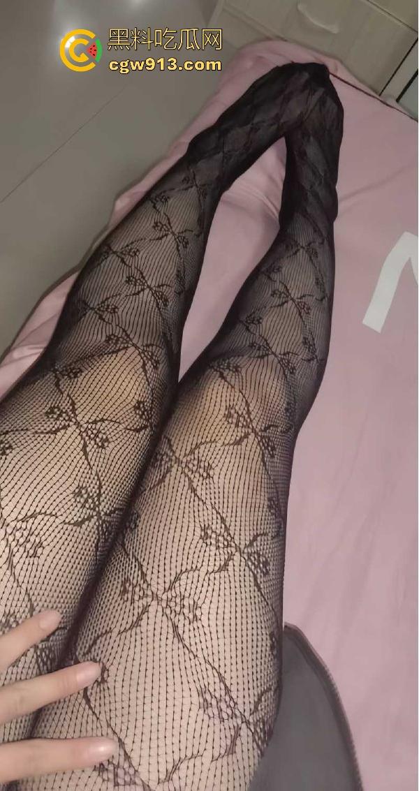 广州白云学院清纯少女【赵莉】私密视频流出,绝美脸蛋黑丝美腿,白嫩淫穴自慰淫水狂喷,简直就是极品!-5