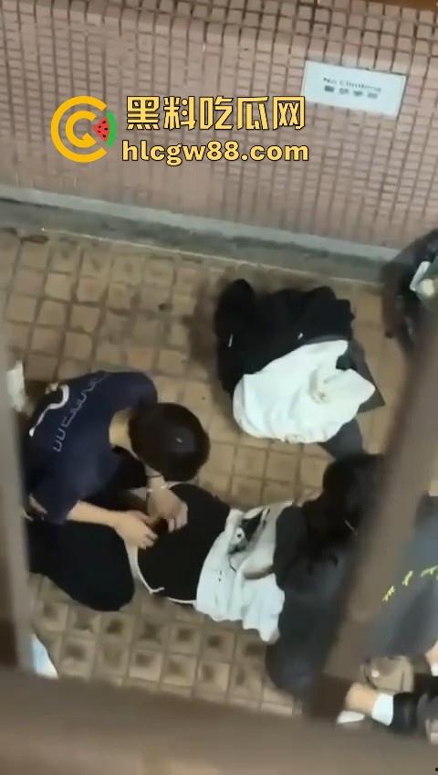 热门事件!香港屋苑平台3P野战偷拍!女孩被2男前后夹击操的热火朝天 跪地被猛插口爆刺激!-6