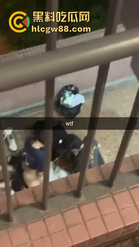 热门事件!香港屋苑平台3P野战偷拍!女孩被2男前后夹击操的热火朝天 跪地被猛插口爆刺激!-8