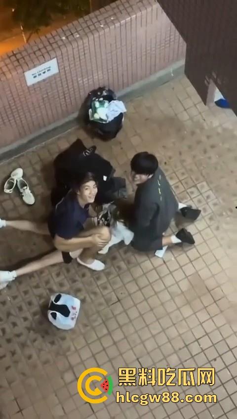 热门事件!香港屋苑平台3P野战偷拍!女孩被2男前后夹击操的热火朝天 跪地被猛插口爆刺激!-9