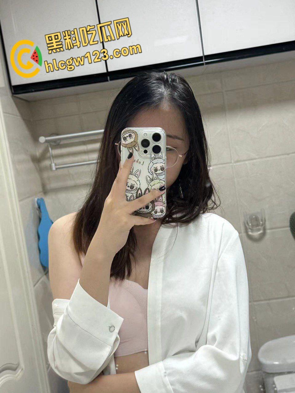 反差眼镜妹【边紫薇】饥渴邀约，粉嫩骚逼清晰可见 , 软萌娇喘让人忍不住来一发 !