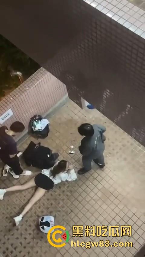 热门事件!香港屋苑平台3P野战偷拍!女孩被2男前后夹击操的热火朝天 跪地被猛插口爆刺激!-10