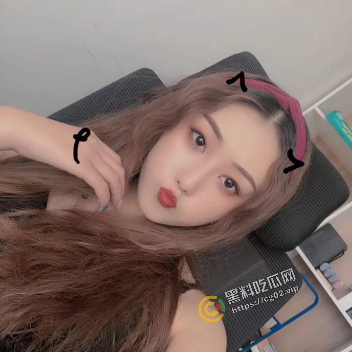 又是谁家的反差婊 饭局上当着朋友面 吃饭就干起来了？