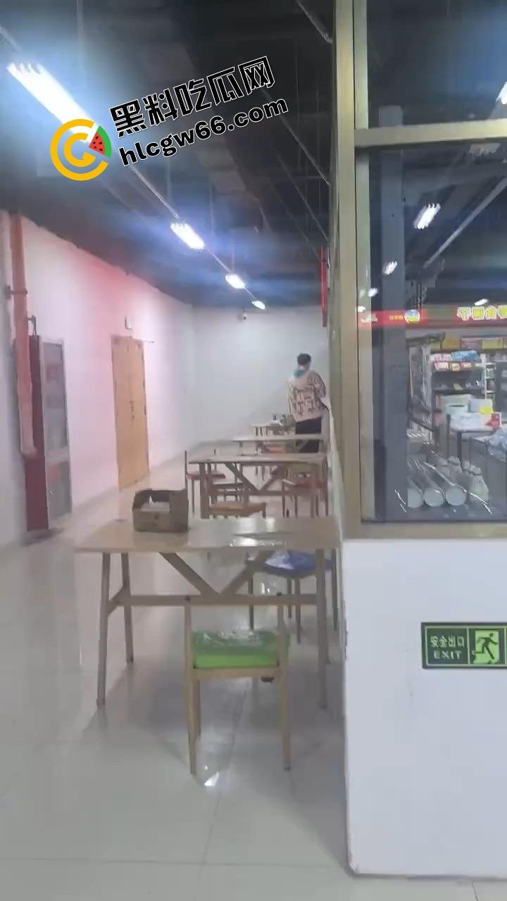 00后大学生太敢了，大学商店旁边直接开干，女的一骑到底爽叫连连，同学边吃瓜边看LIVE！