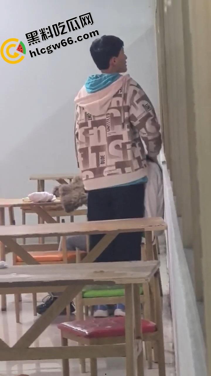 00后大学生太敢了,大学商店旁边直接开干,女的一骑到底爽叫连连,同学边吃瓜边看LIVE!-2