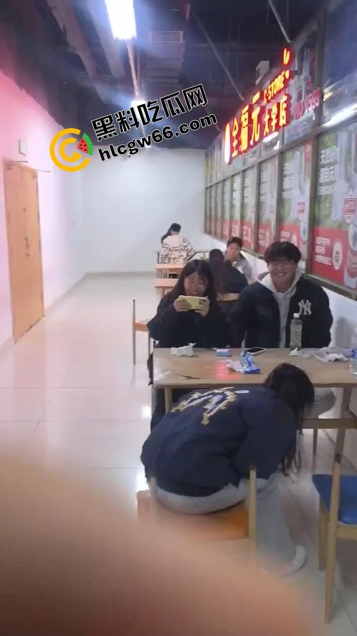 00后大学生太敢了,大学商店旁边直接开干,女的一骑到底爽叫连连,同学边吃瓜边看LIVE!-3