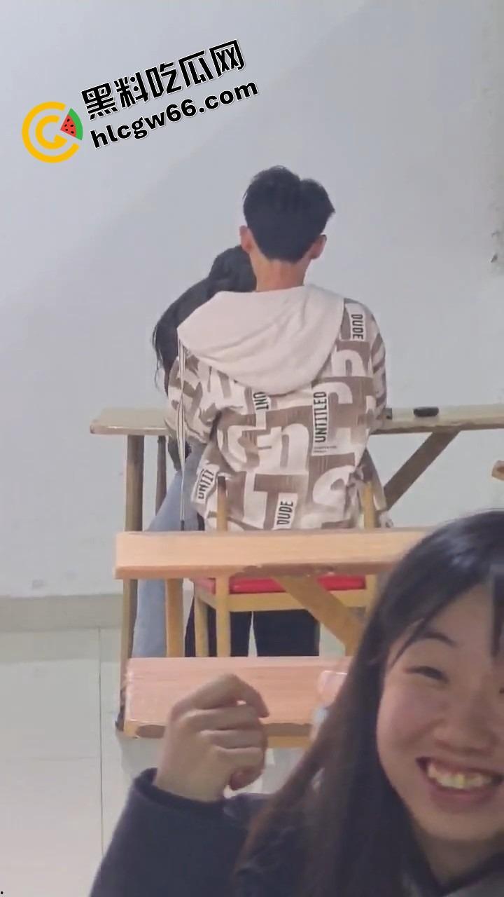 00后大学生太敢了,大学商店旁边直接开干,女的一骑到底爽叫连连,同学边吃瓜边看LIVE!-4