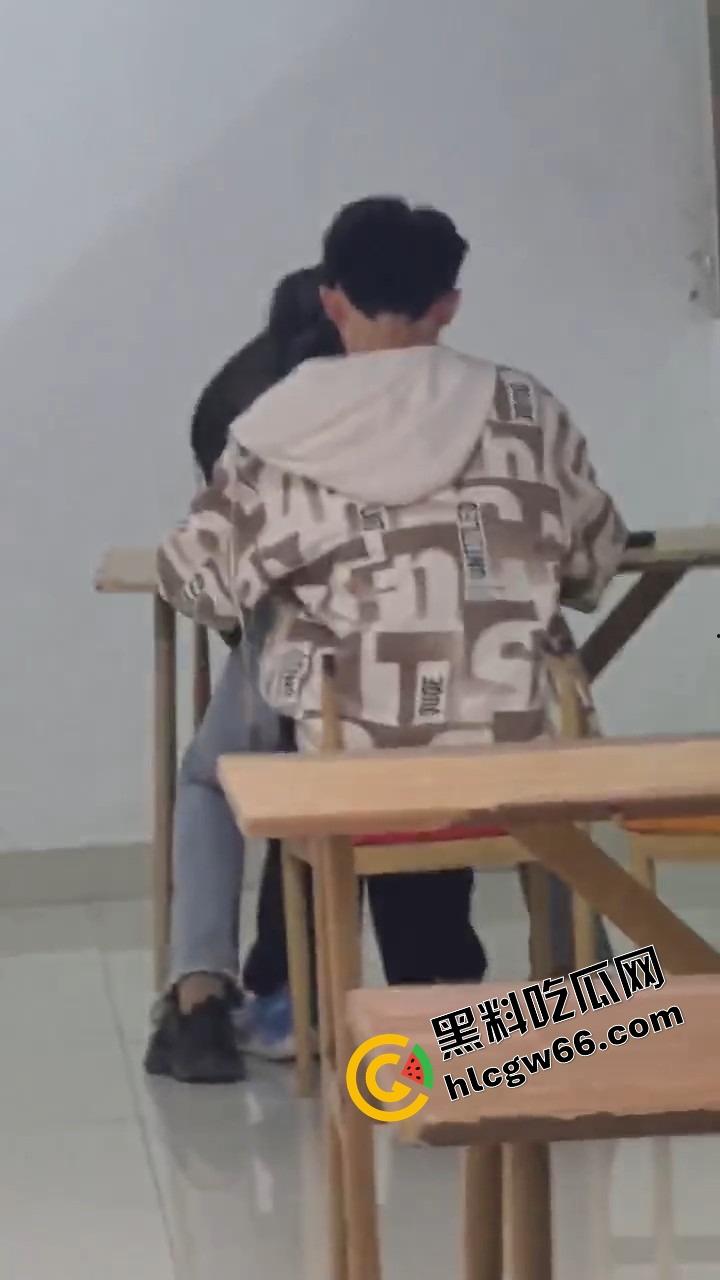 00后大学生太敢了,大学商店旁边直接开干,女的一骑到底爽叫连连,同学边吃瓜边看LIVE!-5