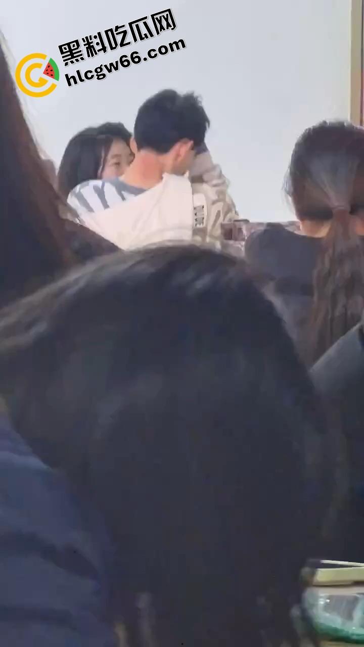 00后大学生太敢了,大学商店旁边直接开干,女的一骑到底爽叫连连,同学边吃瓜边看LIVE!-6