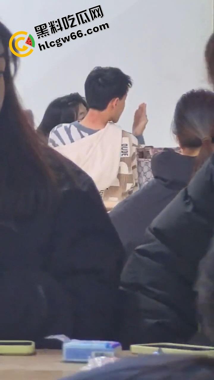 00后大学生太敢了,大学商店旁边直接开干,女的一骑到底爽叫连连,同学边吃瓜边看LIVE!-7