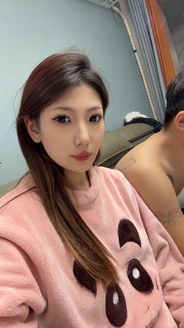 长春南关区【赵彤】，刚与男友分手就探探约炮，假屌猛插骚穴，扛起花腿多姿势爆操，真实反差十足的淫荡母狗！