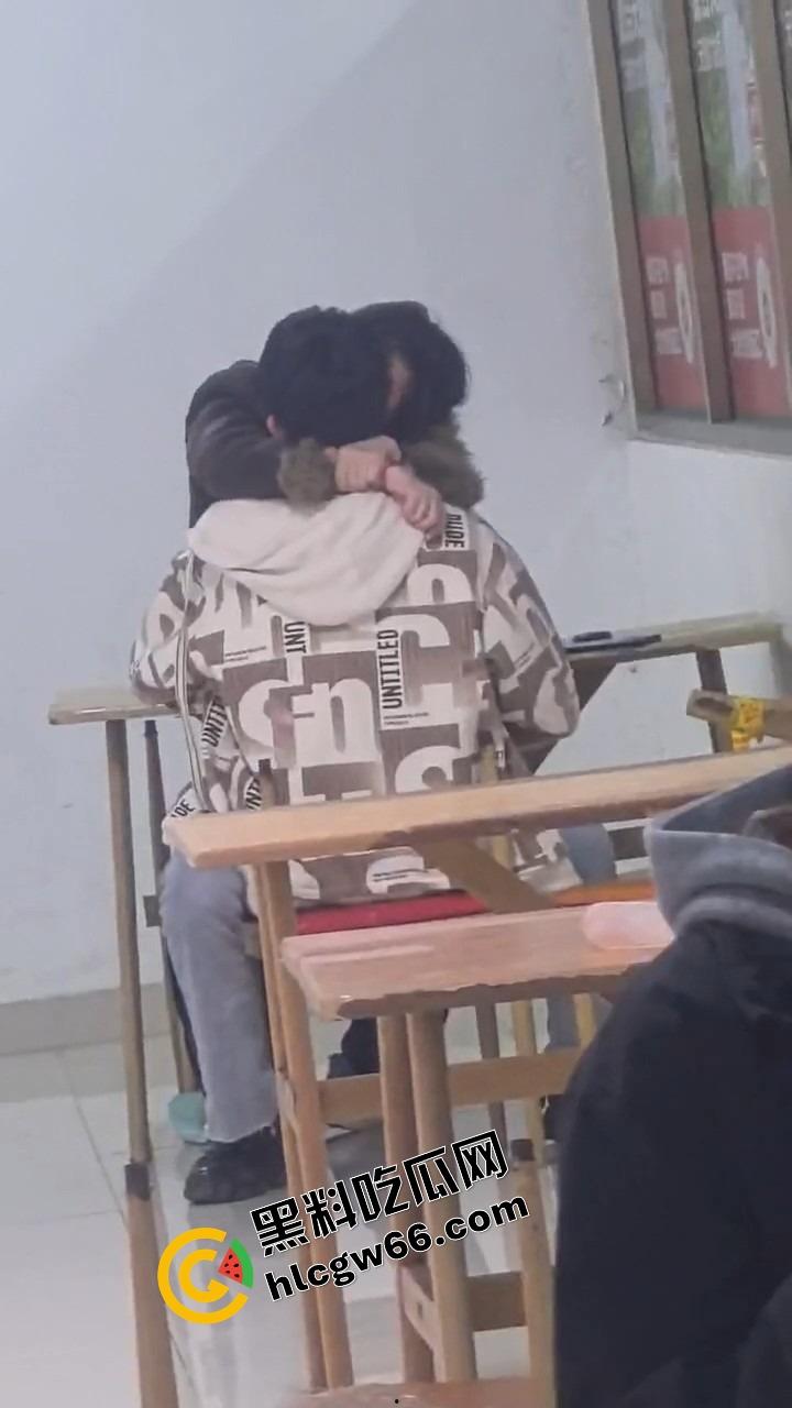 00后大学生太敢了,大学商店旁边直接开干,女的一骑到底爽叫连连,同学边吃瓜边看LIVE!-8