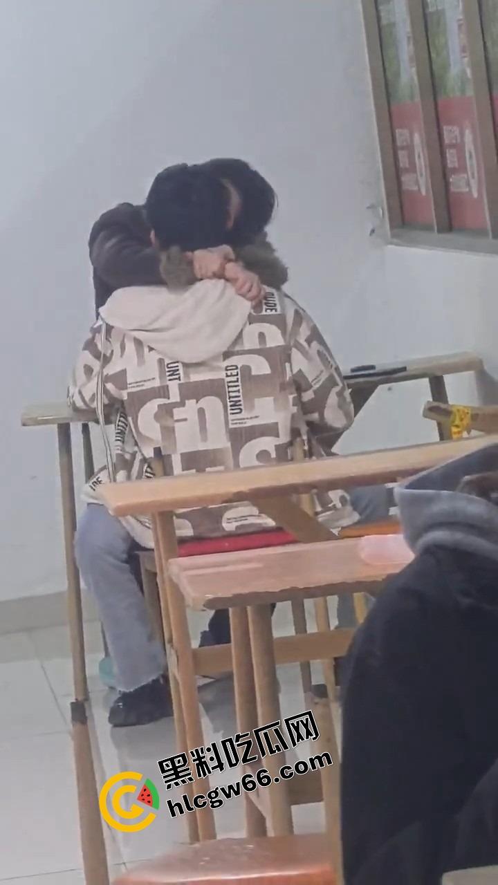 00后大学生太敢了,大学商店旁边直接开干,女的一骑到底爽叫连连,同学边吃瓜边看LIVE!-9