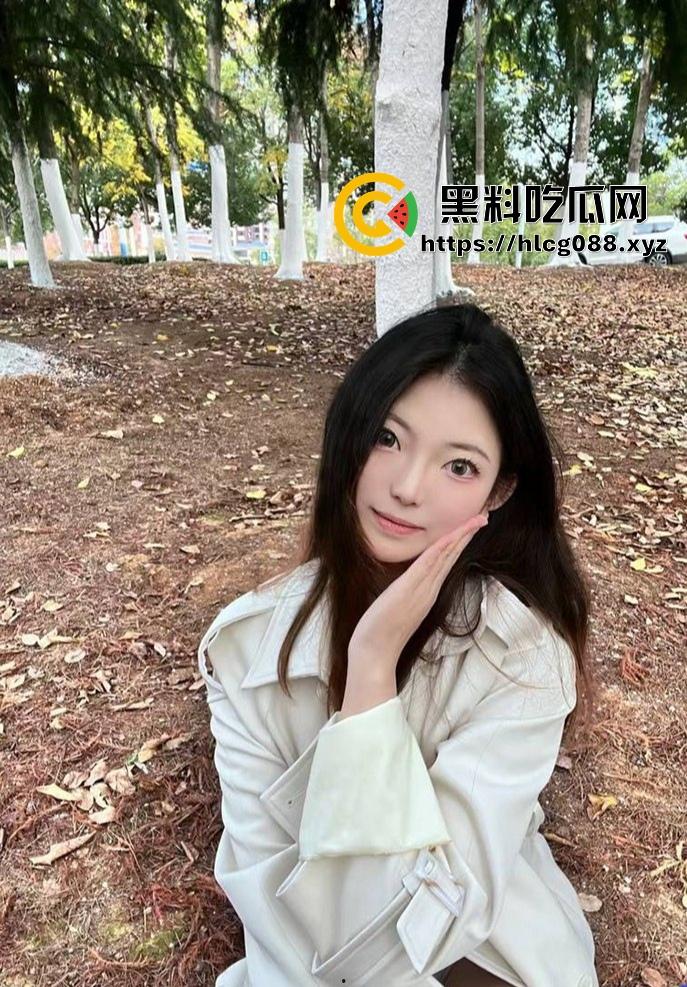 重庆蜜桃臀骚妻【武思思】偷情大瓜,单位领导无套后入操翻天,开档黑丝大屁股被内射,老公头顶绿得发光!-2