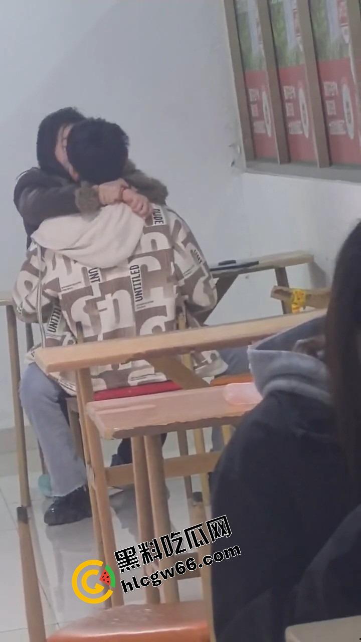 00后大学生太敢了,大学商店旁边直接开干,女的一骑到底爽叫连连,同学边吃瓜边看LIVE!-10