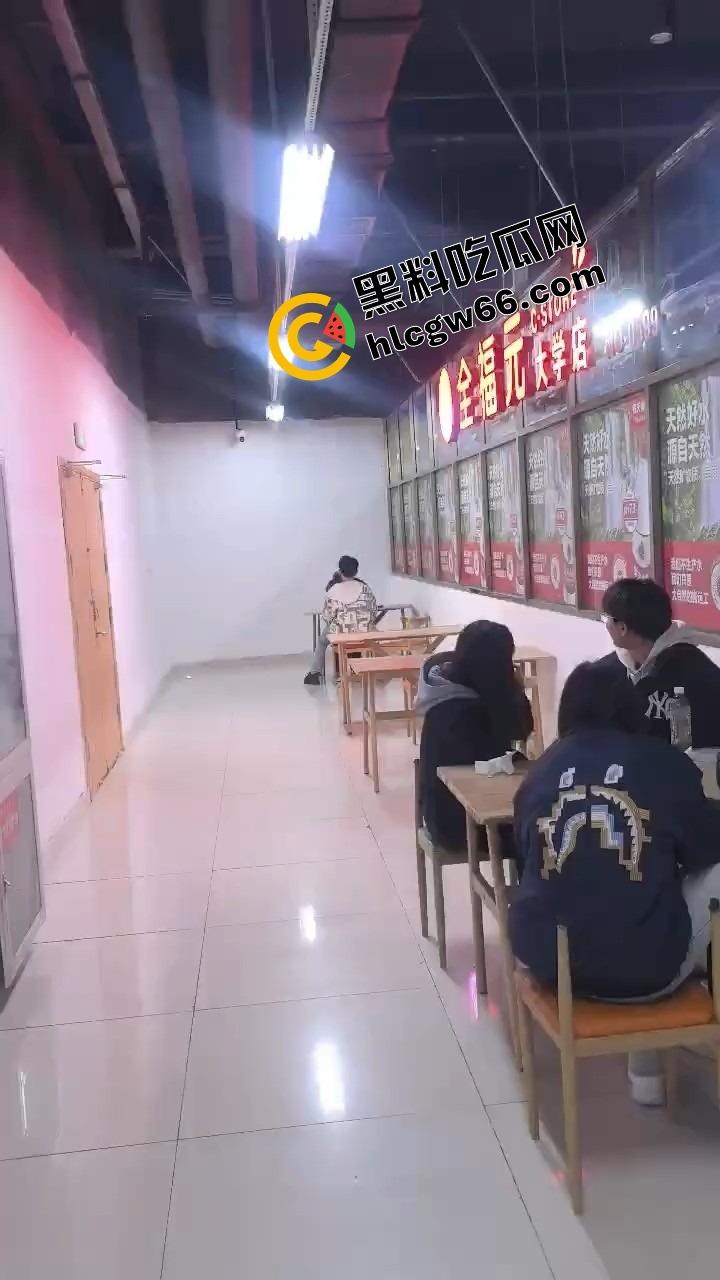 00后大学生太敢了,大学商店旁边直接开干,女的一骑到底爽叫连连,同学边吃瓜边看LIVE!-11