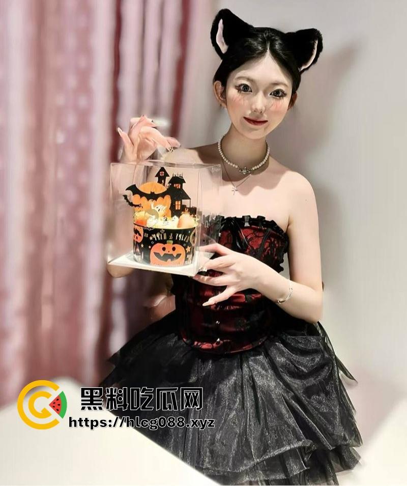 重庆蜜桃臀骚妻【武思思】偷情大瓜,单位领导无套后入操翻天,开档黑丝大屁股被内射,老公头顶绿得发光!-4