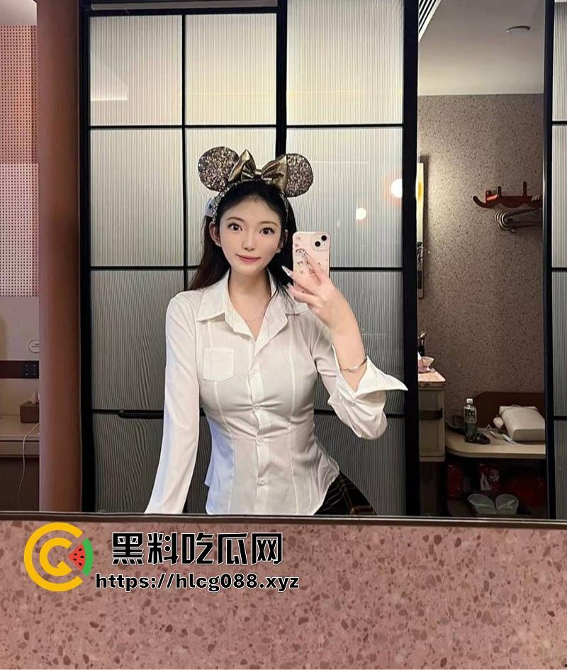 重庆蜜桃臀骚妻【武思思】偷情大瓜,单位领导无套后入操翻天,开档黑丝大屁股被内射,老公头顶绿得发光!-5