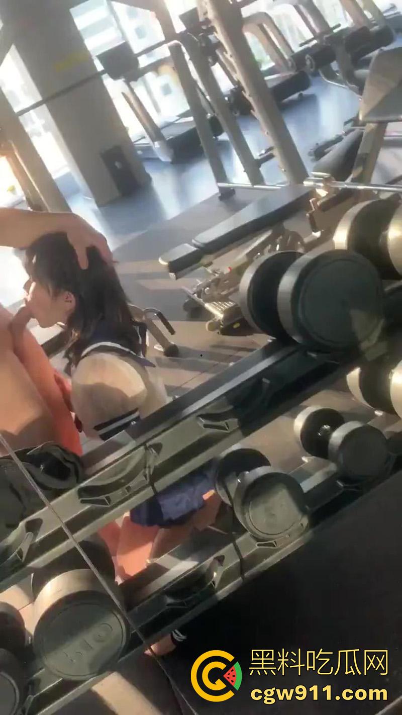 扬州健身房老板惊爆大瓜，趁老婆坐月子，跟女会员搞一起，跪地吃鸡狂插翘臀，还拍下视频被其老公发现曝光！-2