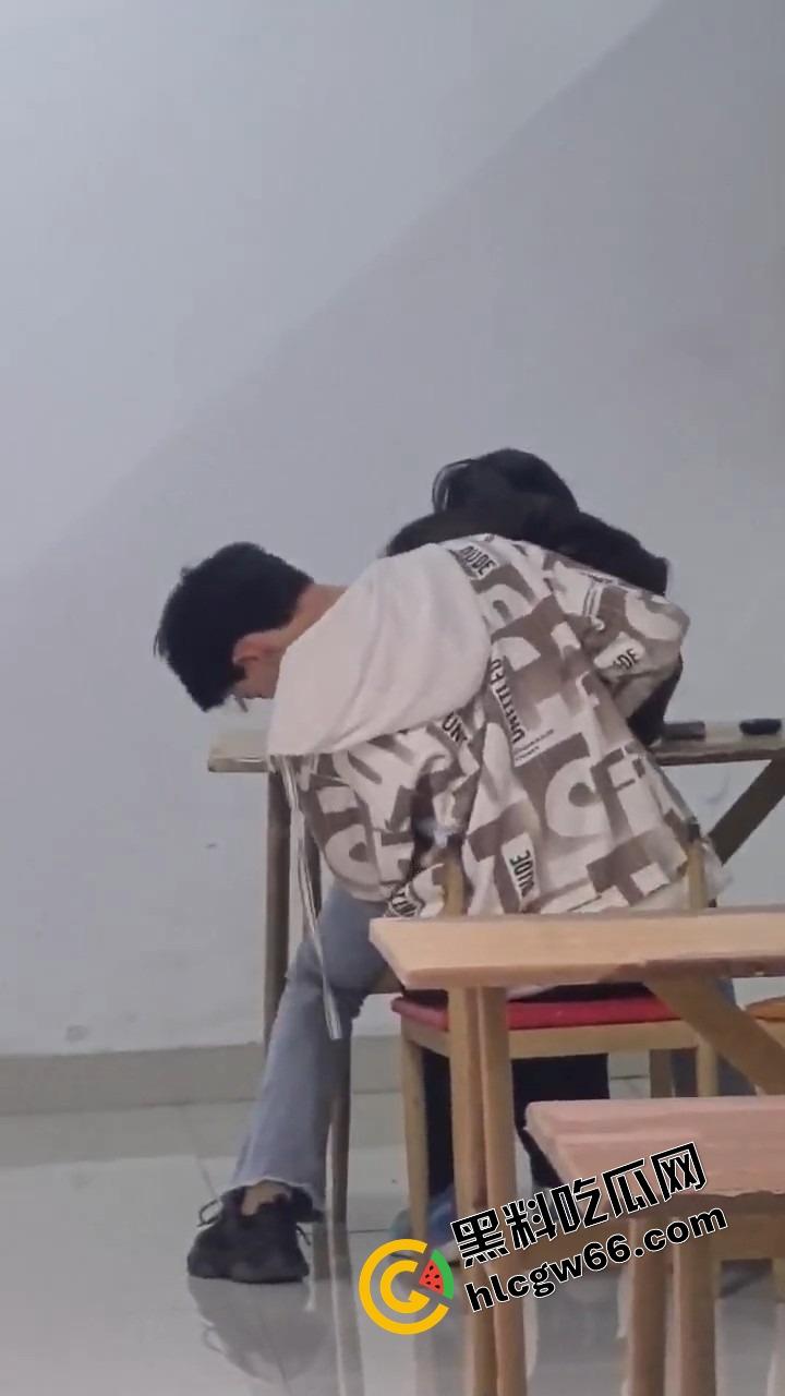 00后大学生太敢了,大学商店旁边直接开干,女的一骑到底爽叫连连,同学边吃瓜边看LIVE!-12