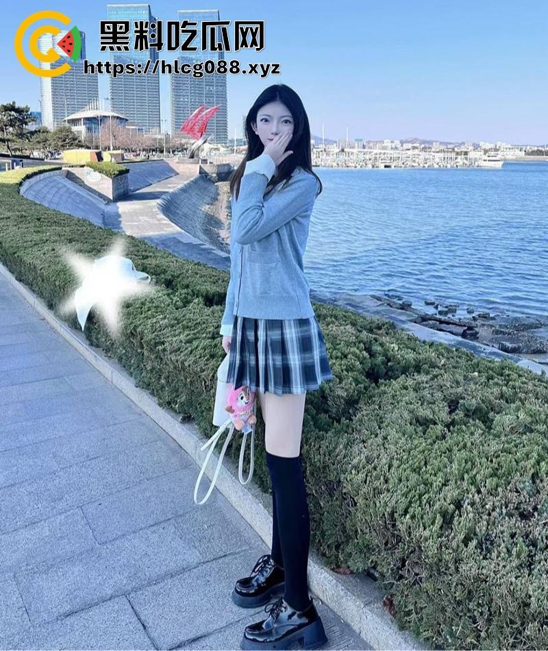 重庆蜜桃臀骚妻【武思思】偷情大瓜,单位领导无套后入操翻天,开档黑丝大屁股被内射,老公头顶绿得发光!-6