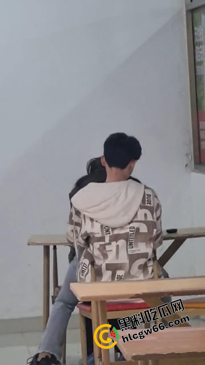 00后大学生太敢了,大学商店旁边直接开干,女的一骑到底爽叫连连,同学边吃瓜边看LIVE!-13