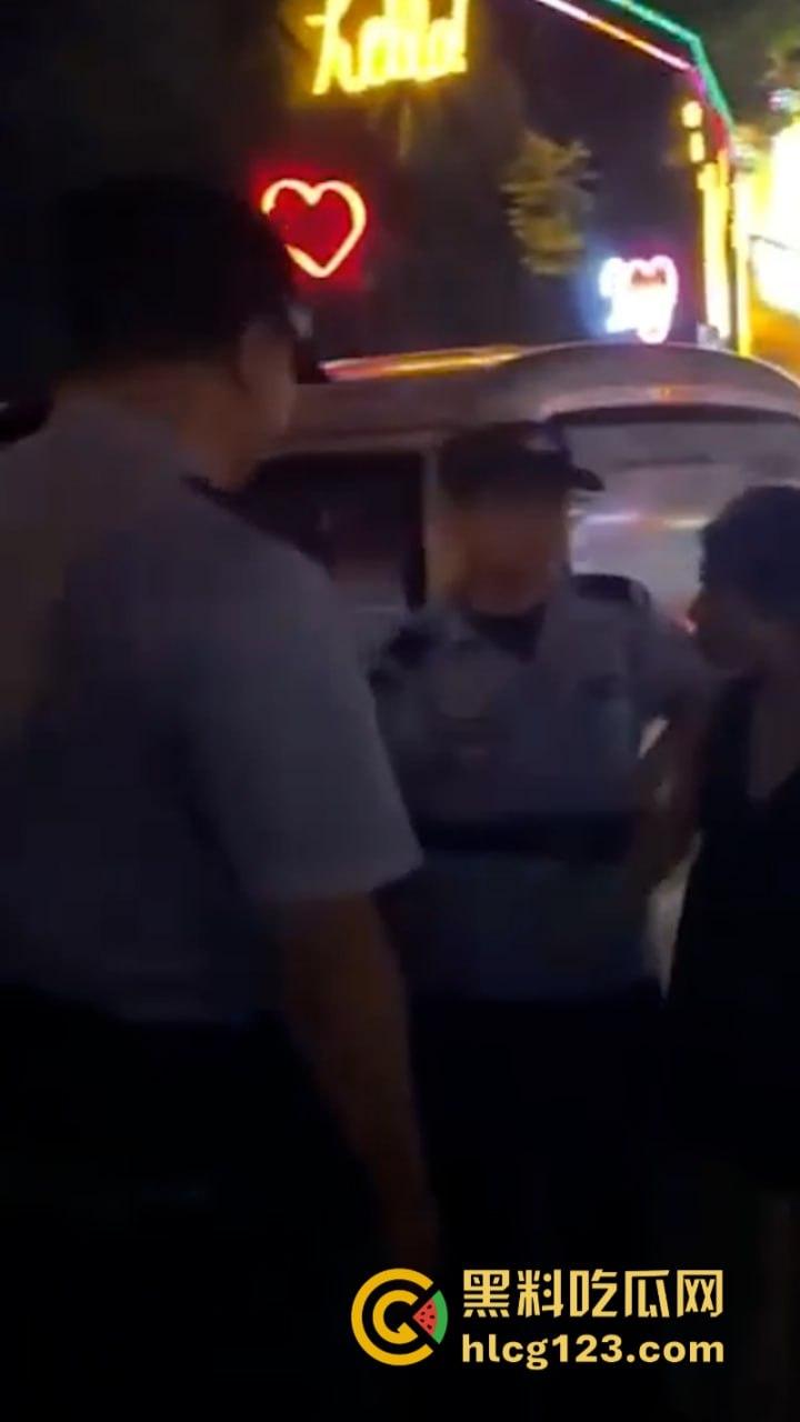 一山不容二母！女子当街手撕渣男和小三 狂扇耳光围观群众都说打得好